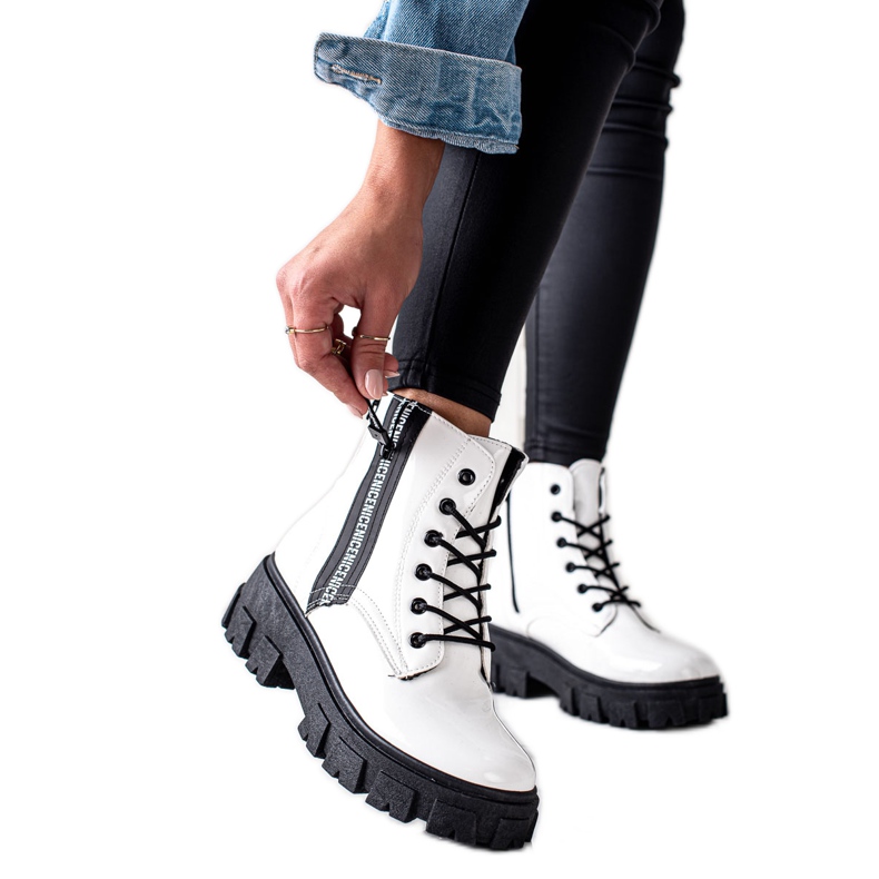 TRENDI Bílí zauzlovaní pracovníci na plošině bílý