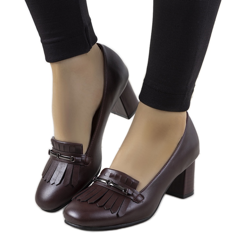 Kaštanové lodičky na sloupku z Aliciny ekokože červené