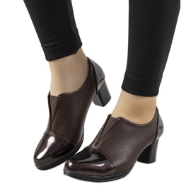 Hnědé brogues na postu Villarealu hnědý Hnědé brogues na postu Villarealu hnědý