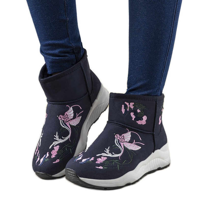 Jamil vyšíval tmavě modré sněhové boty modrý