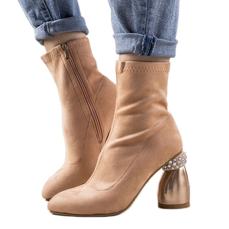 Růžové kozačky na ozdobném Bazinově sloupku růžový