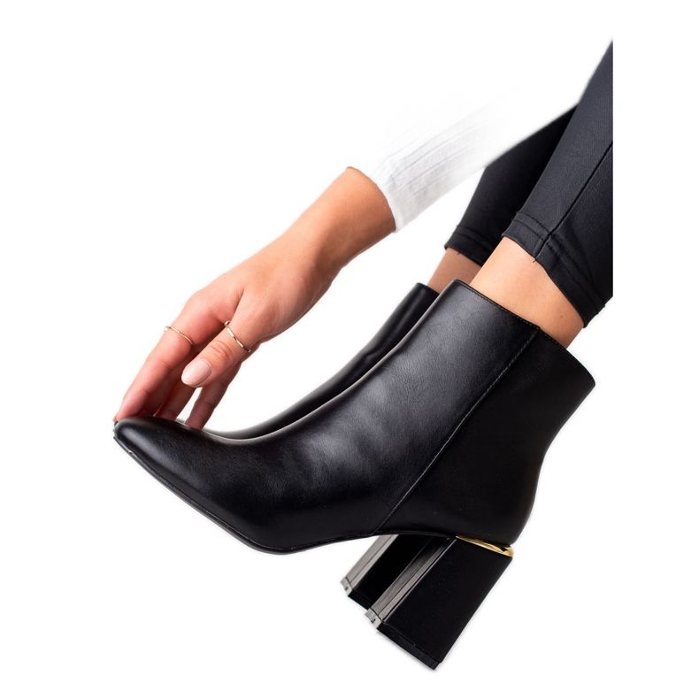 Diamantique Elegantní kozačky se zlatou vsadkou černá