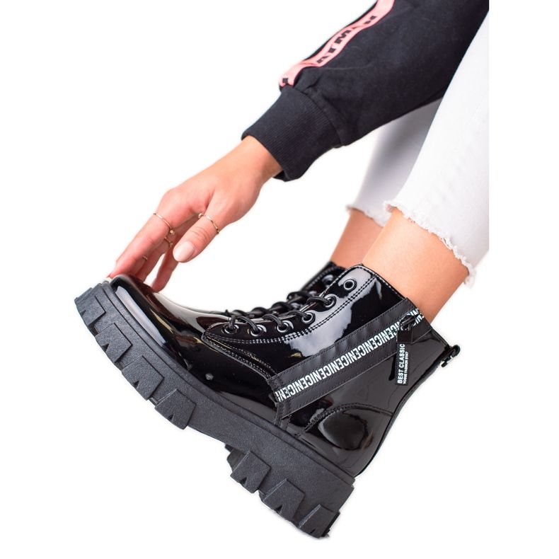 TRENDI Černě zauzlovaní pracovníci na plošině černá