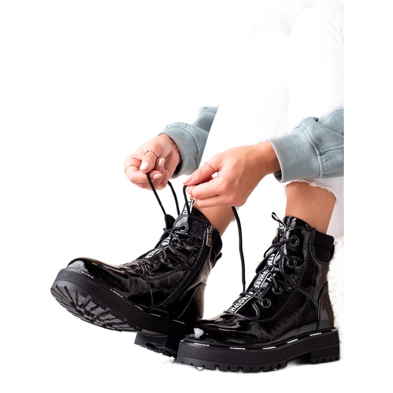 Černé kožené kotníkové boty Artiker černá