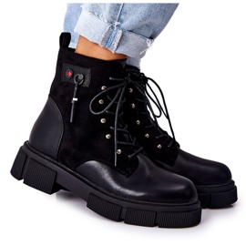 POTOCKI Pracovníci kožených bot svázali černou cestu! černá