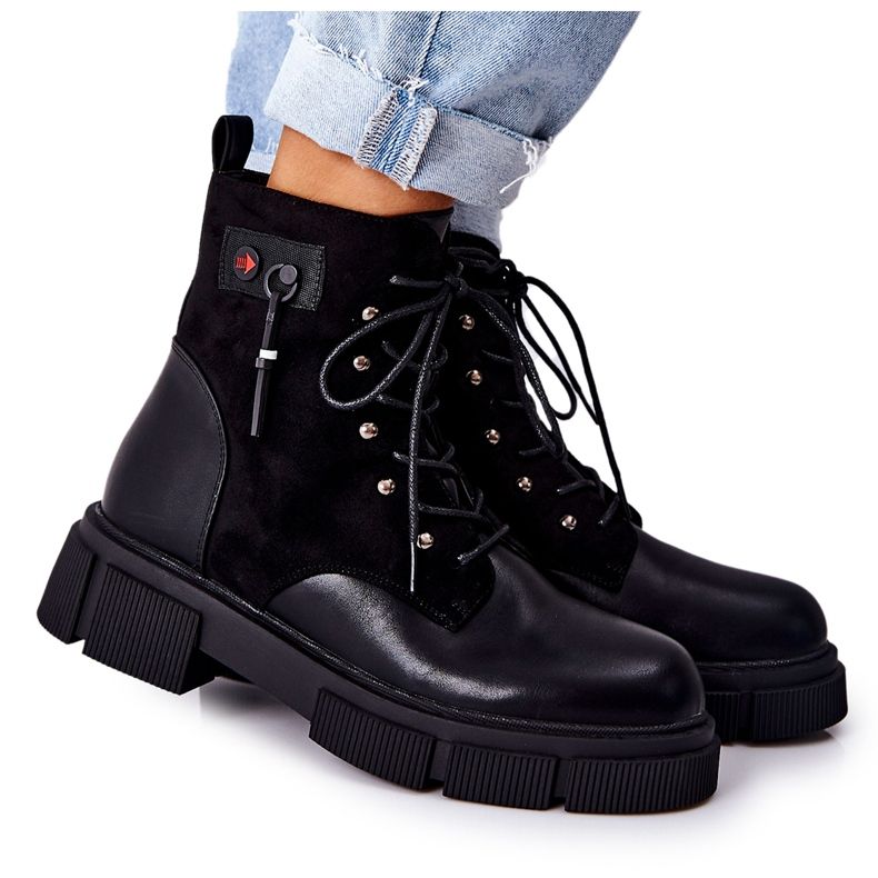 POTOCKI Pracovníci kožených bot svázali černou cestu! černá