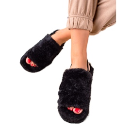 TRENDI Černé pantofle na gumě černý