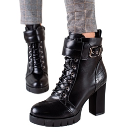 W. Potocki Přicházející dělníci na koženém sloupku černá