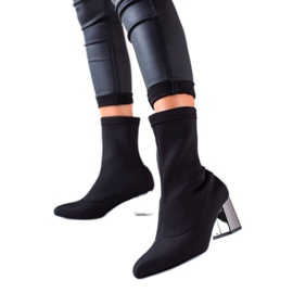 TRENDI Nazouvací boty se stříbrnou patou černá