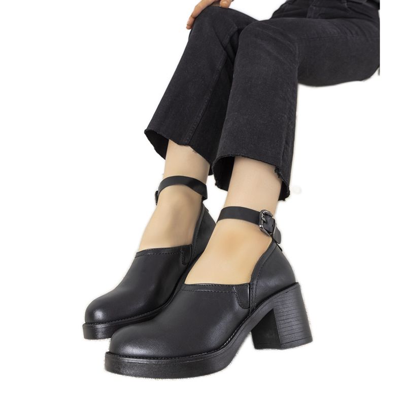 Černé boty na postu Christiane černá