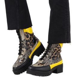 Černí lovci ve zvířecím motivu Felis černá Černí lovci ve zvířecím motivu Felis černá