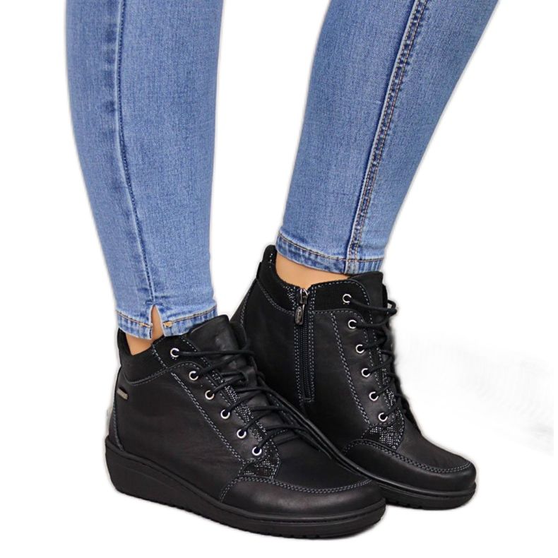 Černé kožené kozačky na klínovém podpatku Helios W H524B černá