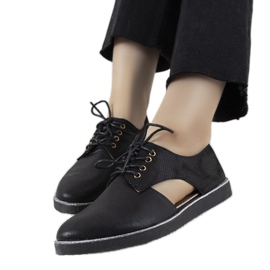 Černé lesklé nízké boty Karley černý