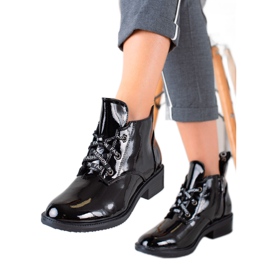 TRENDI Elegantní lakované kozačky černý