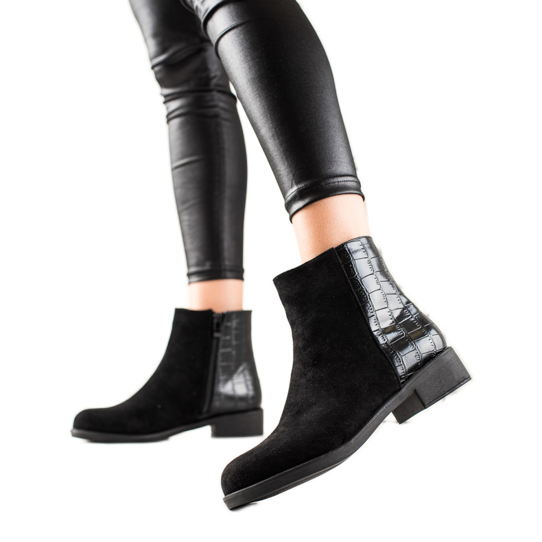 TRENDI Černé semišové kotníkové boty černá