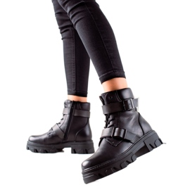 Dělníci s černými přezkami