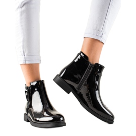 TRENDI Klasické lakované kozačky černá