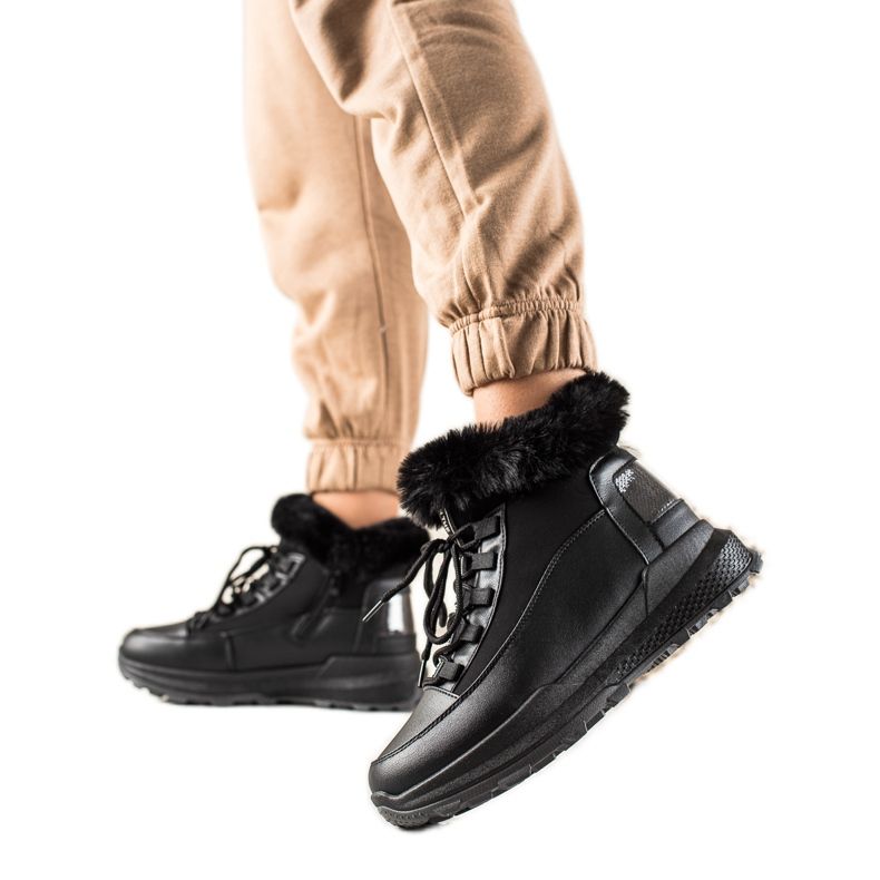 TRENDI Černé sněhové boty s kožešinou černá
