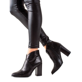 Filippo Boty s černým hadím potiskem