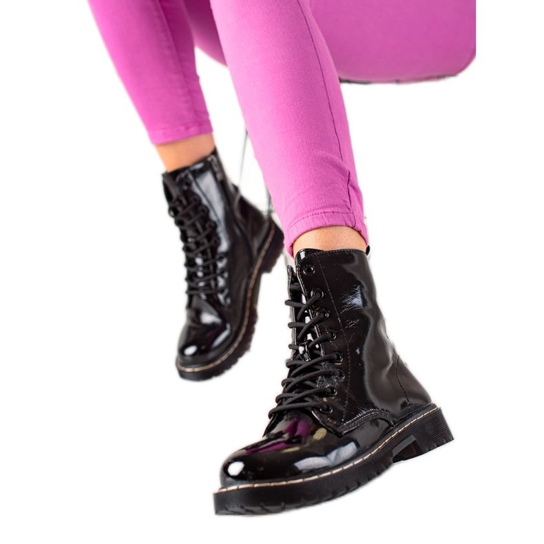 Small Swan Klasické lakované turistické boty černá