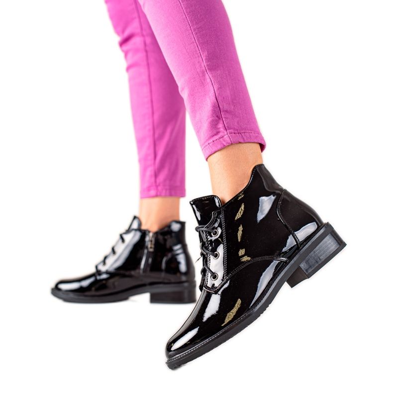 TRENDI Černé lakované boty černá