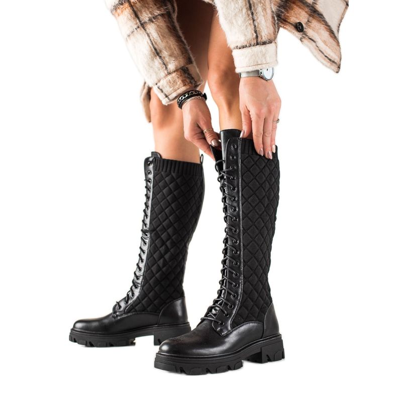 TRENDI Prošívané pracovní boty černá