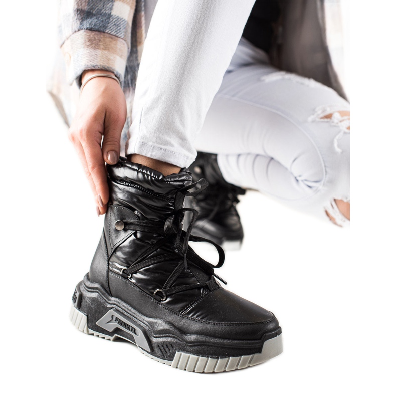 TRENDI Černé boty do sněhu na šněrování černá