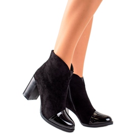 TRENDI Semišové kozačky s lakovanou vsadkou černá