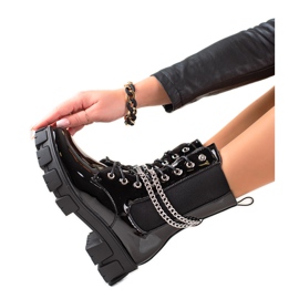 TRENDI Lakované Dělníci S řetězy černá TRENDI Lakované Dělníci S řetězy černá