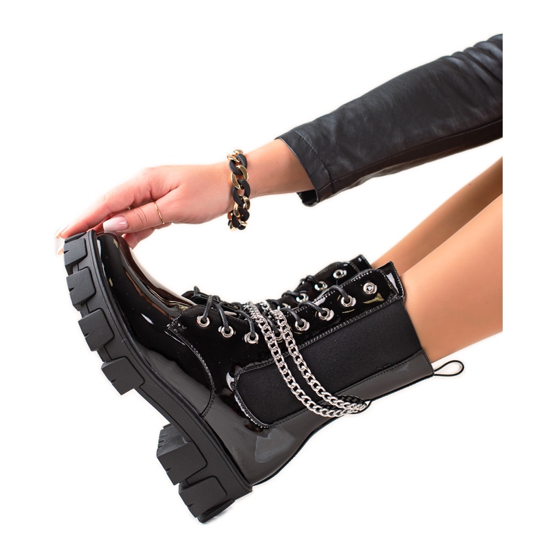 TRENDI Lakované Dělníci S řetězy černá TRENDI Lakované Dělníci S řetězy černá