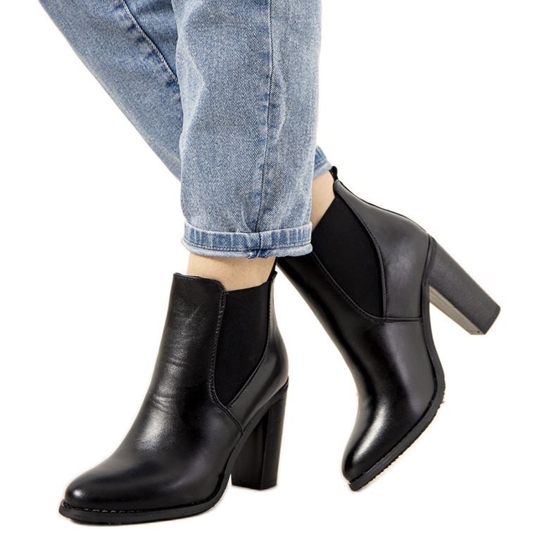 Černé zateplené kozačky na sloupku Castro černá