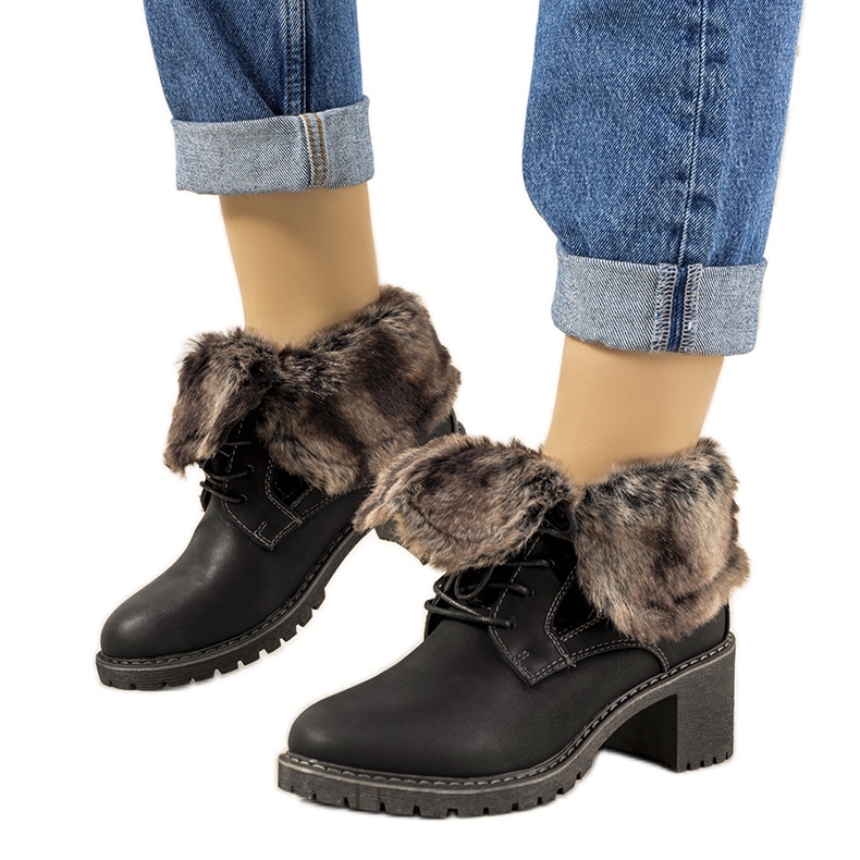 Černé zateplené kozačky s kožíškem Varrone černá