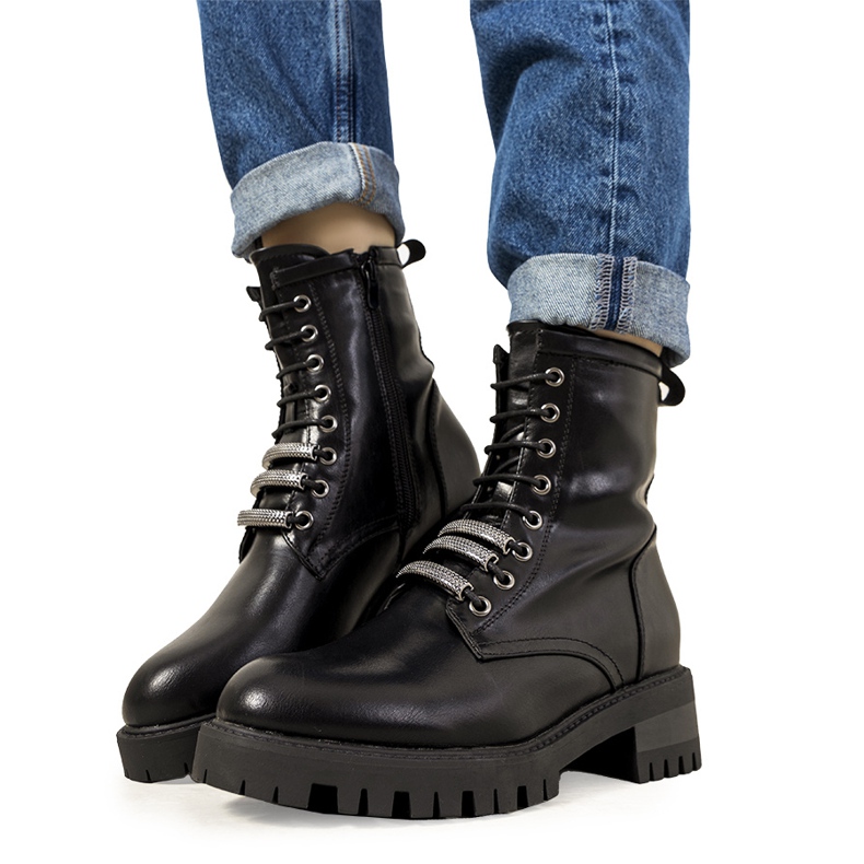 Černé zateplené kozačky na klínku od Olvery černá Černé zateplené kozačky na klínku od Olvery černá