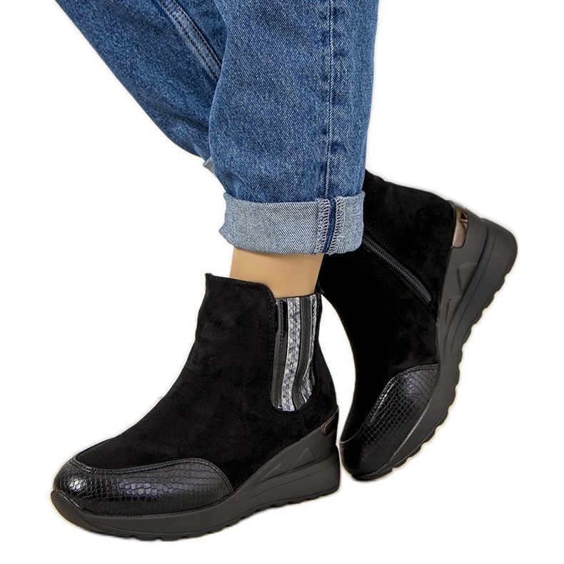 Černé kozačky na zatepleném klínku Trento černá