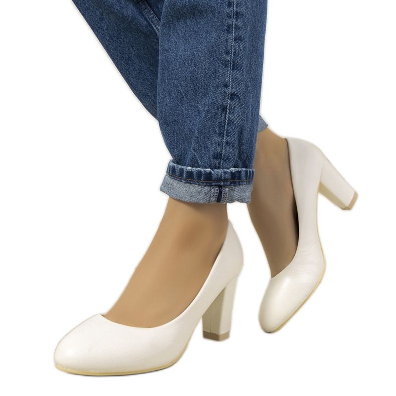 Bílé lodičky na sloupku Unos bílý