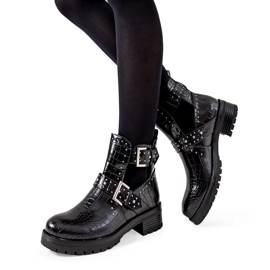 Bílé kozačky s průstřihy od Rolen černý