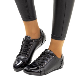 Černé boty s lakovanou špičkou od Parady černý