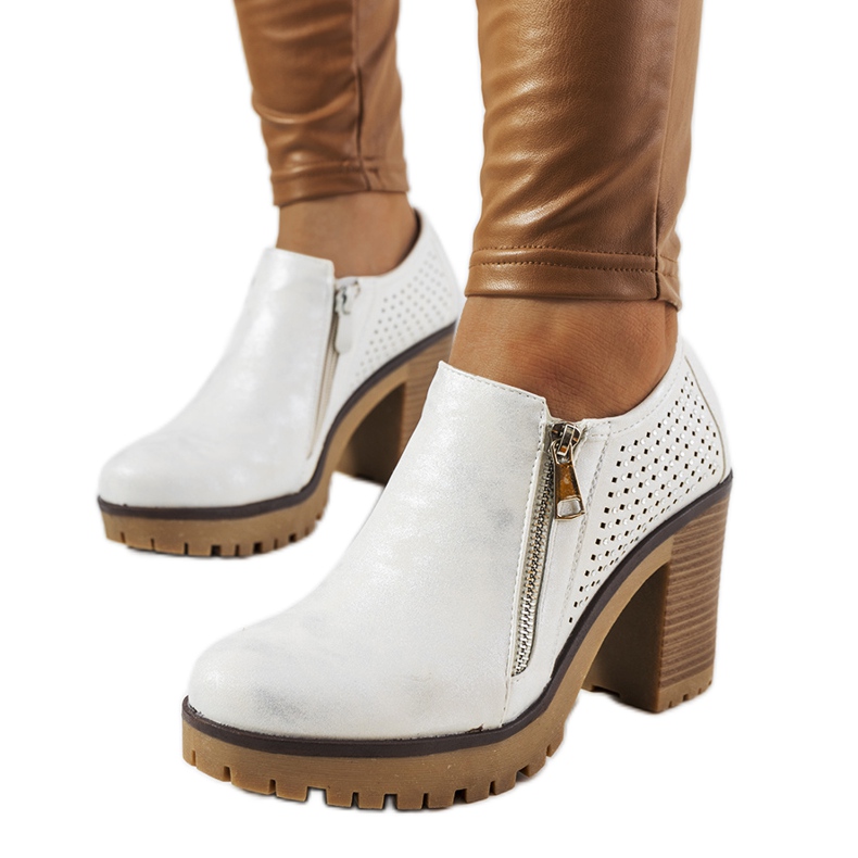 Stříbrné boty na postu Noemi bílý