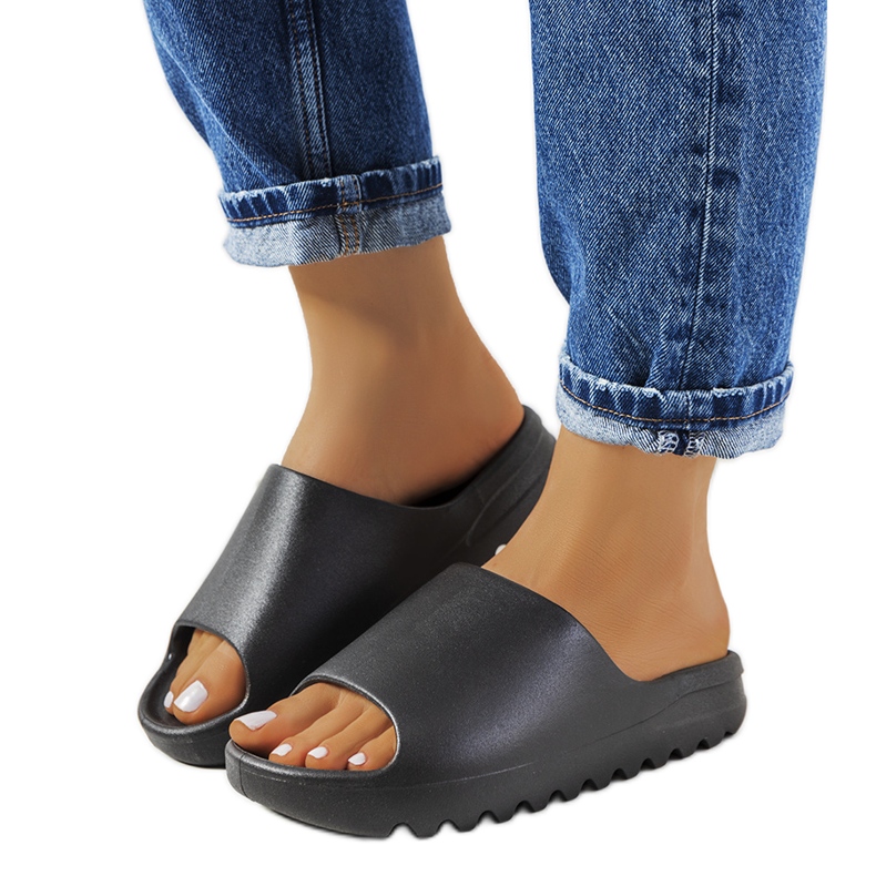 Černé gumové pantofle Christinia černá