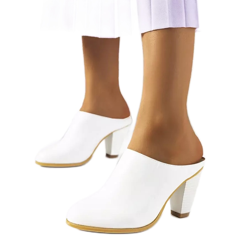 Bílé pantofle na sloupku Plotkin bílý