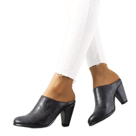 Černé pantofle na Plotkinově sloupku černý