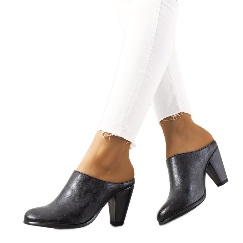 Černé pantofle na Plotkinově sloupku černá