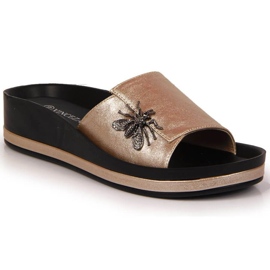 Pantofle na klínku s hmyzem Vinceza W JAN118B zlatá zlatý Pantofle na klínku s hmyzem Vinceza W JAN118B zlatá zlatý