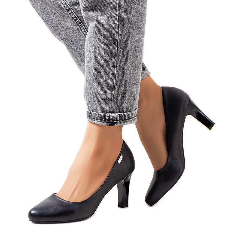 Černé lodičky na podpatku Giessen černá