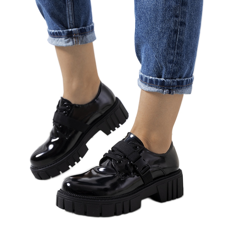 Černé boty na traktorové podrážce značky Vellem černá