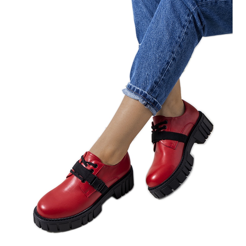 Červené boty na podrážce traktoru Marike Červené boty na podrážce traktoru Marike