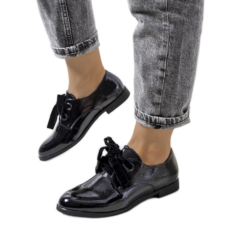 Černé lakované boty značky Munter černá