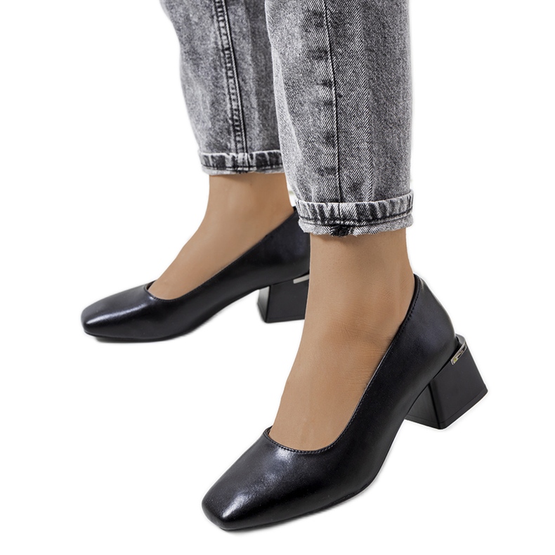 Černé kožené lodičky na sloupku Vasila černá