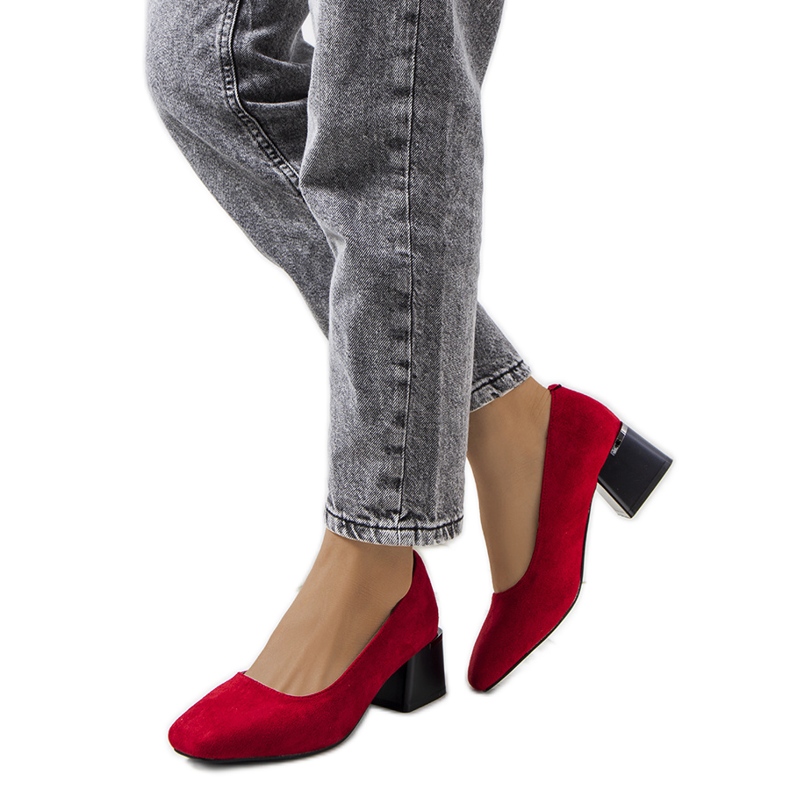 Červené lodičky na sloupku Bloor