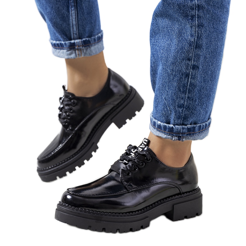 Černé lakované boty značky Aike černá